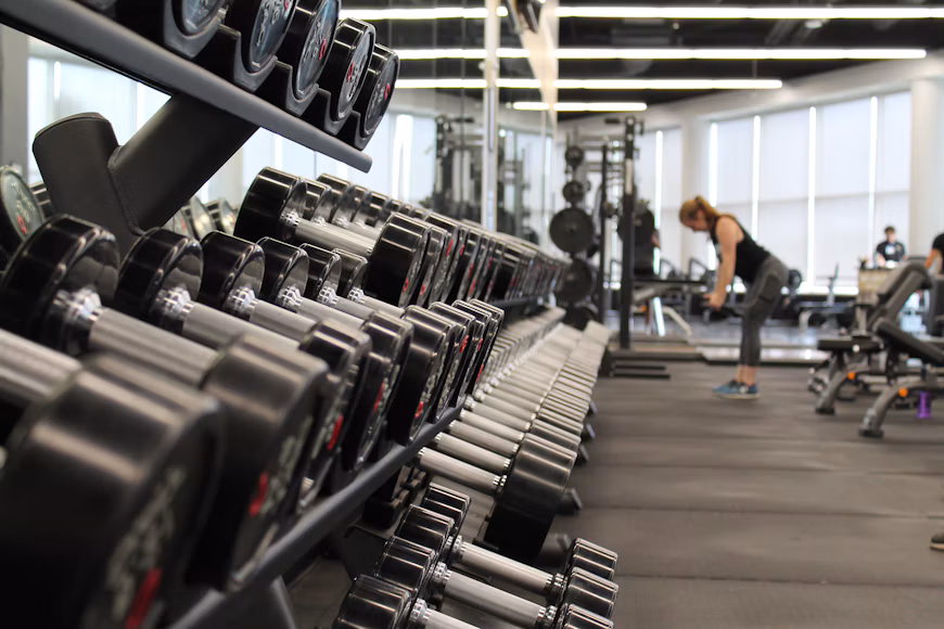 Halteres e equipamentos de musculação