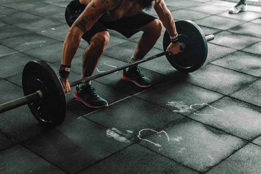 Atleta se preparando para levantar uma barra com pesos