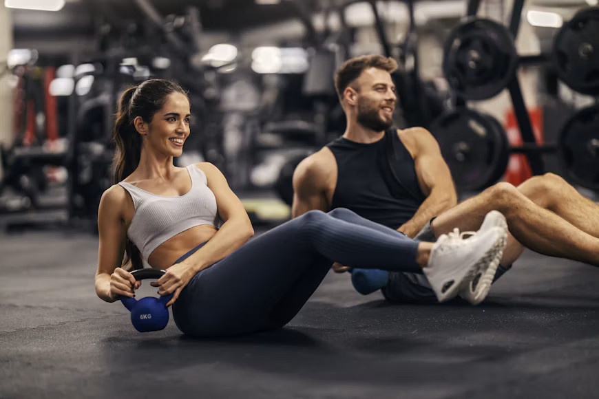 Pessoas praticando exercícios com halteres